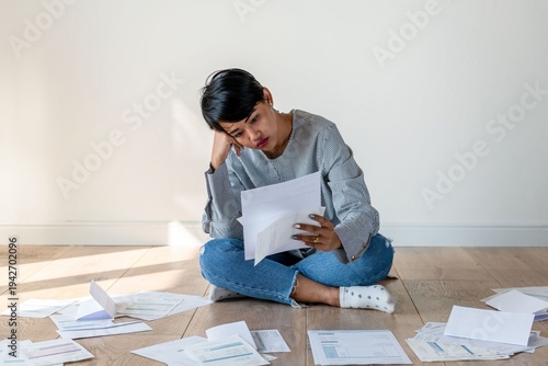Konstfotografi Person overwhelmed with financial documents.