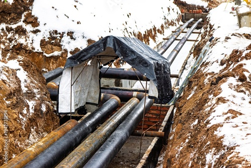 Billede på lærred Crucial pipeline installation underway in a snowy trench