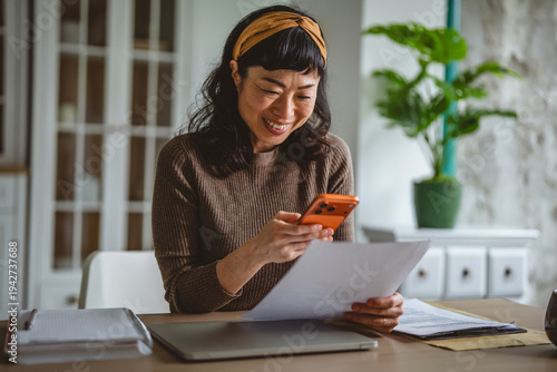 Foto Asian woman scanning document using phone banking application