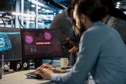 Fotografi Close up of data center admins reacting to virus alert on PC monitor, initiating protocol to protect critical systems