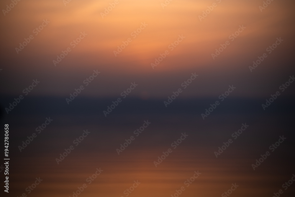 Obraz premium Abstract bokeh of a golden sunset over water