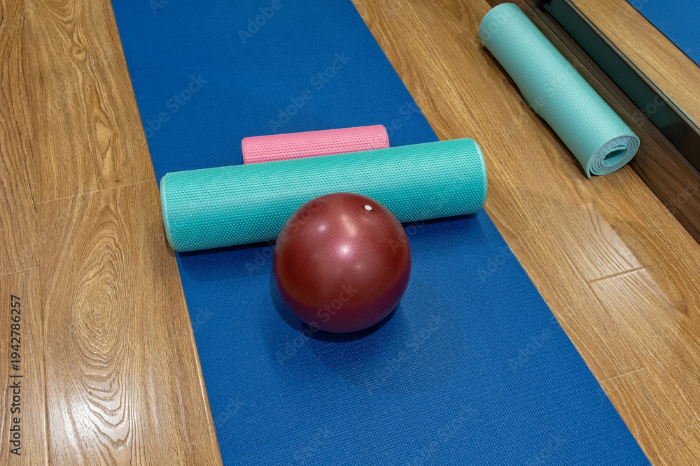 Obraz premium Workout tools arranged on a mat in a fitness space for exercise and training routines at home