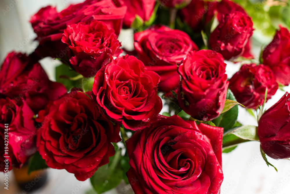 Naklejka premium Vibrant red roses bouquet beauty.