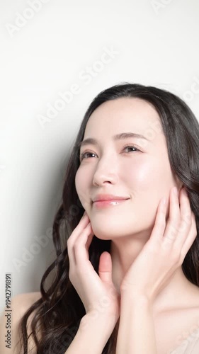 黒髪が綺麗で若い女性の艶や透明感のあるビューティーイメージ　横顔で見上げる縦動画