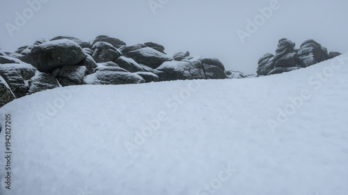 Paisaje rocoso nevado