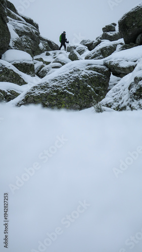 Mujer montañista en la nieve