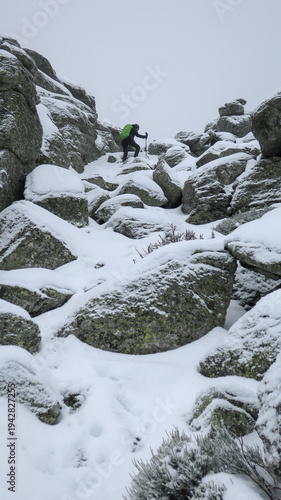 Mujer alpinista en la nieve