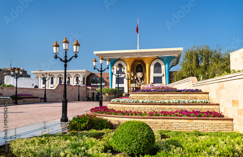Tableau sur toile The majestic Al Alam Palace featuring colorful columns, traditional architecture, and beautifully landscaped gardens in the heart of Muscat, Oman