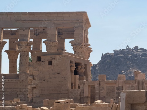 Φωτογραφία Majestic ancient Egyptian temple with colossal statues and intricate stone carvi