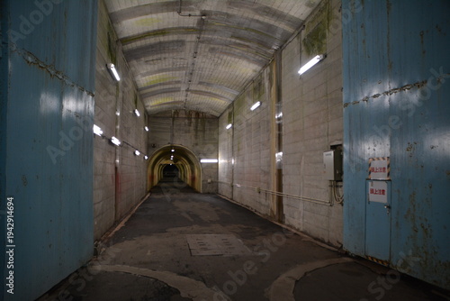 黒部ダムへと続くコンクリートトンネルの通路