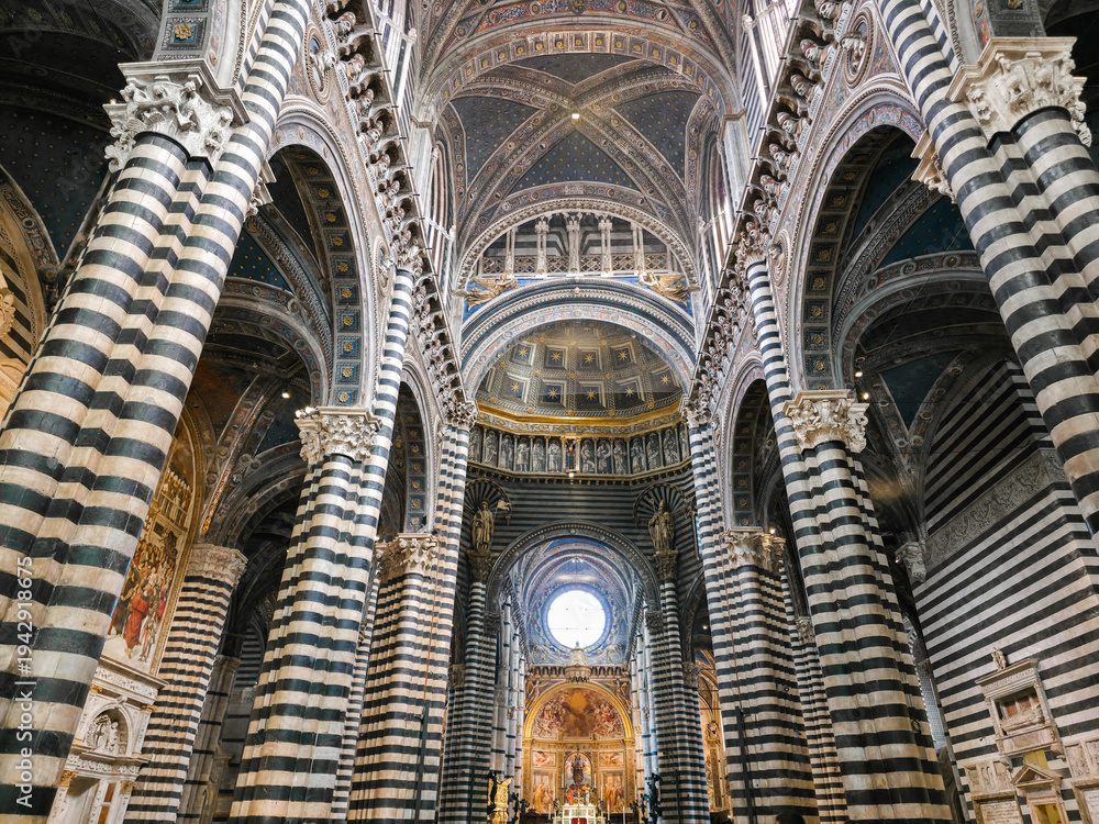 Fototapeta premium Famous interior of the Siena Cathedral in Tuscany, a masterpiece of Italian Gothic art