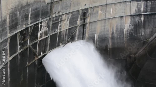 黒部ダムの放水