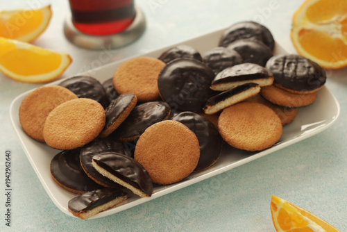 Foto Traditional English cookies with orange marmalade Jaffa cakes