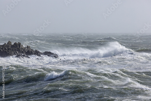 Canvastavla Turbulent stormy sea with jagged rocks