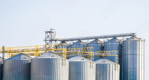 Tableau sur toile Steel grain storage silos with a conical bottom can be used for various purposes