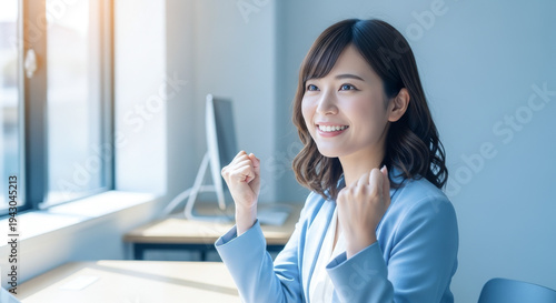 Wallpaper Mural 仕事でガッツポーズする日本人女性：オフィスのビジネス・目標達成 Torontodigital.ca