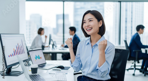 Wallpaper Mural 仕事でガッツポーズする日本人女性：オフィスのビジネス・目標達成 Torontodigital.ca