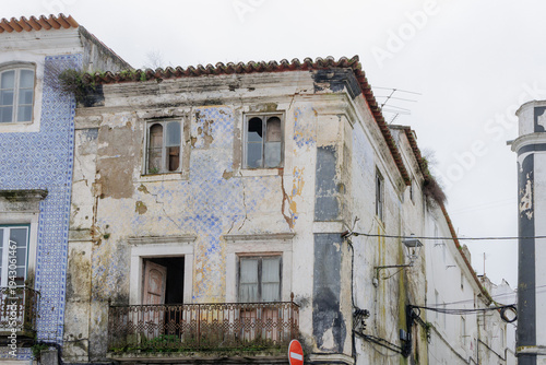 Photos Deteriorating building with azulejos in estremoz, portugal