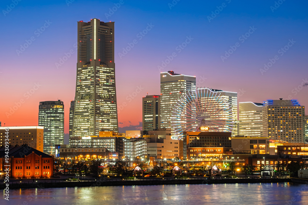 Obraz premium 神奈川県横浜市 ブルーアワーの空と煌めく街明かりが美しいみなとみらいの夜景