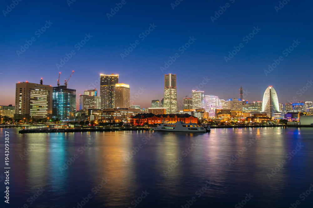 Fototapeta premium 神奈川県横浜市 ブルーアワーの空と煌めく街明かりが美しいみなとみらいの夜景