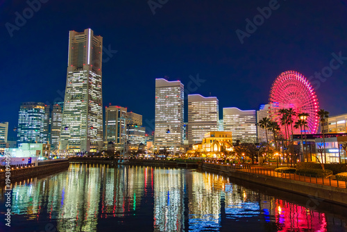 神奈川県横浜市 万国橋から望むみなとみらいの煌めく夜景とリフレクション