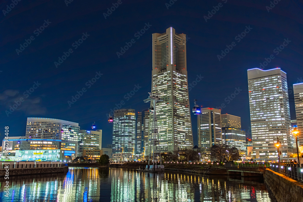 Obraz premium 神奈川県横浜市 運河の上をロープウェイが交差する汽車道周辺からの近未来的なみなとみらい夜景