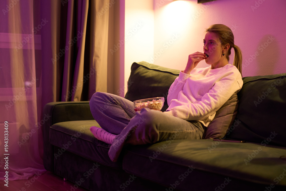 Obraz premium Quiet Movie Night with Soft Pink Glow and Snacks