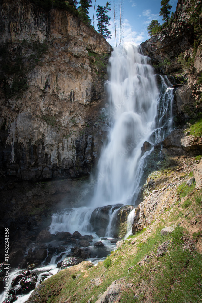 Fototapeta premium Osprey Falls, Yellowstone National Park