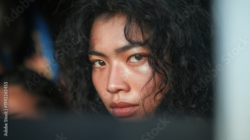 Selbstbewusstes Auftreten einer jungen, berufstätigen Frau im Geschäftsumfeld