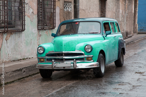 Schöner grüner Oldtimer auf Kuba (Karibik)