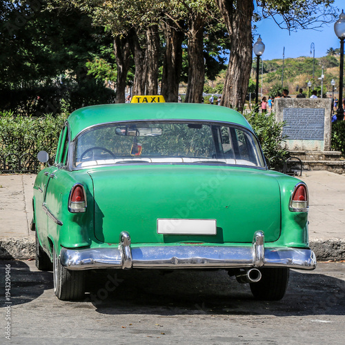 Schöner grüner Oldtimer auf Kuba (Karibik)