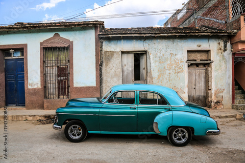 Schöner grüner Oldtimer auf Kuba (Karibik)