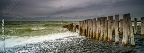 Buhnen am Meer