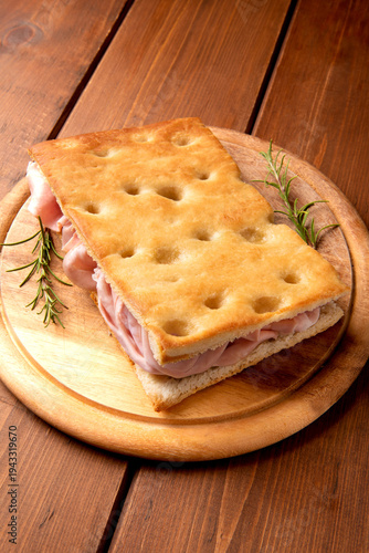 Focaccia con mortadella, spuntino italiano 