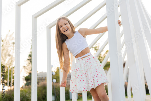 Tableau sur toile little girl with long brown hair walking in the summer