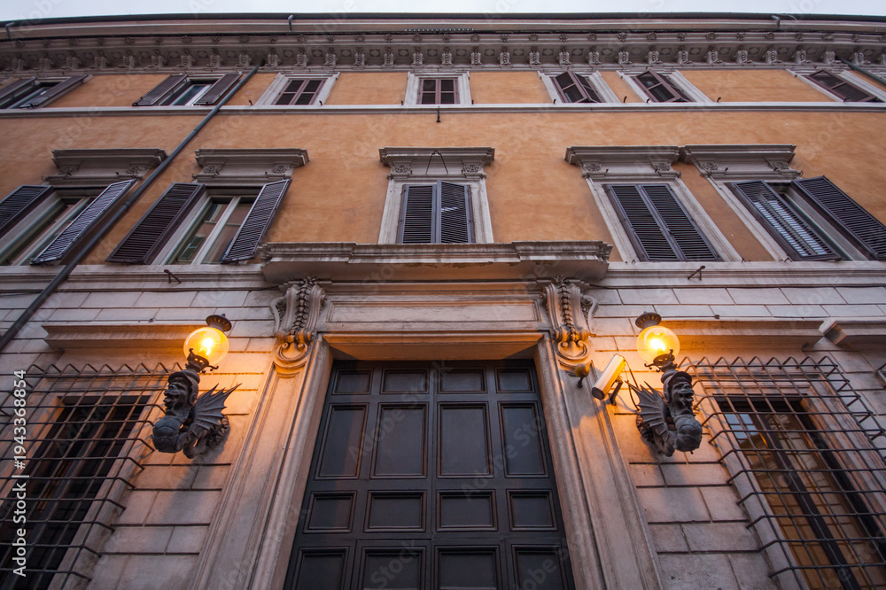 Obraz premium A building facade with ornate details and a grand entrance.