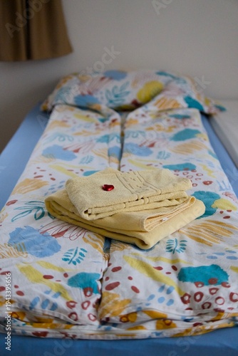 Cuadro en lienzo Travel romania transilvania targu mures fresh bed with folded towels and heart w