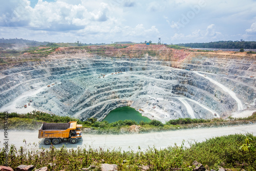 Cuadro en lienzo Open pit gold mine