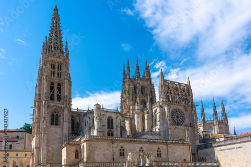 Kathedrale von Burgos in Kastilien und León, Spanien – imposante gotische Architektur mit filigranen Türmen und reich verzierten Fassaden, UNESCO-Weltkulturerbe und bedeutendes Wahrzeichen der Stadt B