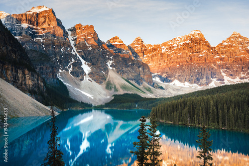 Schilderij op canvas Turquoise Moraine Lake and Valley of the Ten Peaks in Banff National Park Canadi