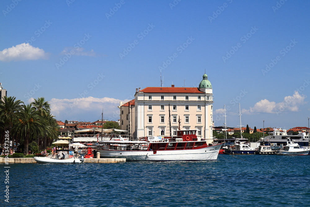 Obraz premium Picturesque Bay in Croatia, Featuring Azure Adriatic Waters, Marina