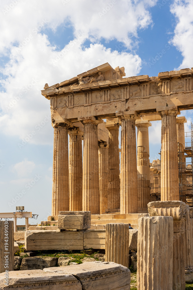 Obraz premium Side view of the Parthenon ancient temple at the Acropolis of Athens under a blue sky