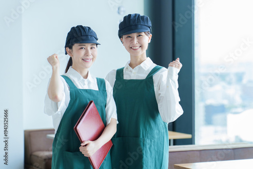 Wallpaper Mural 飲食店でガッツポーズをする女性従業員 Torontodigital.ca