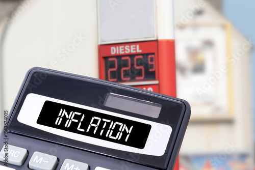 Taschenrechner symbolisiert den Anstieg der Inflation infolge von hohen Dieselpreisen an den Tankstellen