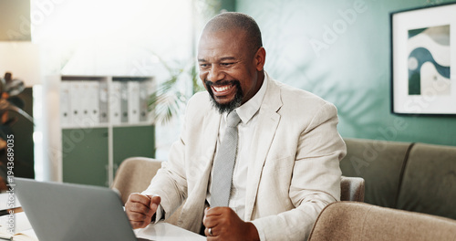 Foto Investor, laptop and man in office, excited and celebration for profit increase, stock market goal or smile