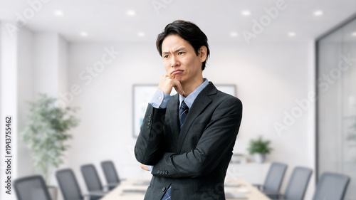 考え事をする男性ビジネスパーソン, Businessman thinking about work