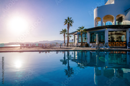 Foto Sunset over the pool overlooking the sea