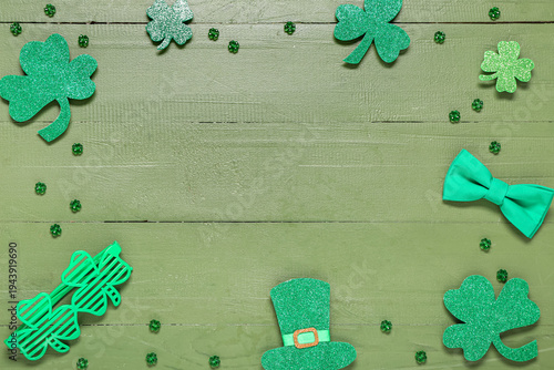 Frame made of paper clover ...