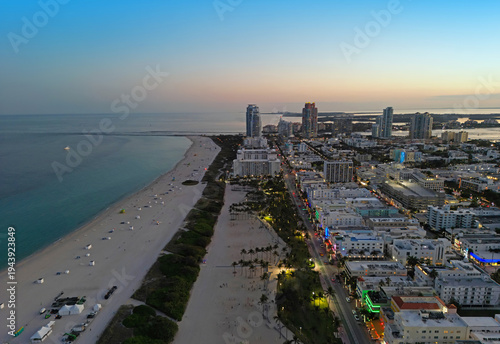 Cuadro en lienzo Miami night downtown on Ocean Drive
