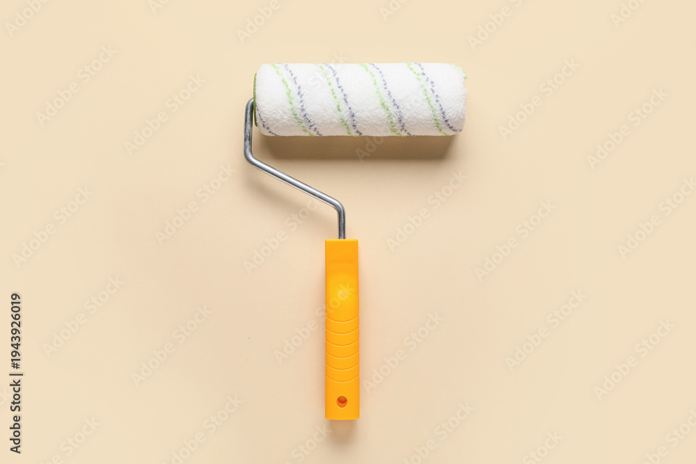 Obraz premium Paint roller on beige background